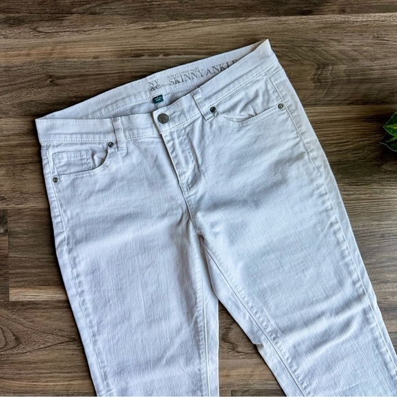 New York & Company Blue Stretch Skinny Jeans -  Sits at Waist - Size 6 - Picture 2 of 12